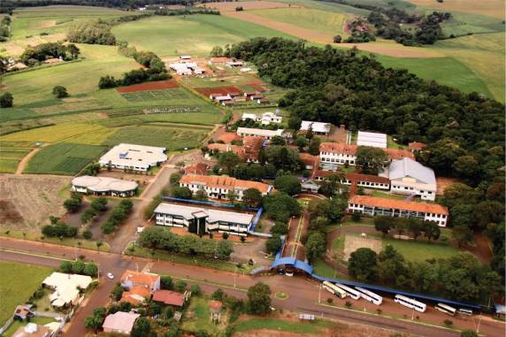 Instituição 

oferece três opções de idiomas: Espanhol (Certificação DELE), Alemão (Certificação Goethe-Institut) e Inglês (Certificação TOEFL)