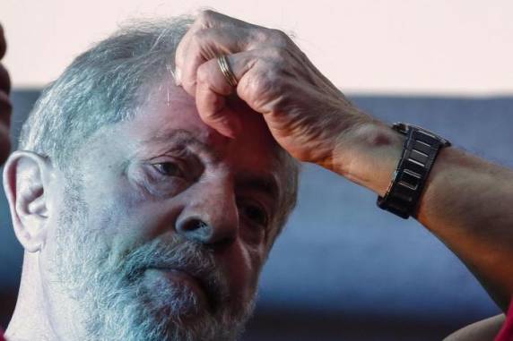Decisão ocorre um dia antes do ex-presidente realizar viagem  para a Etiópia