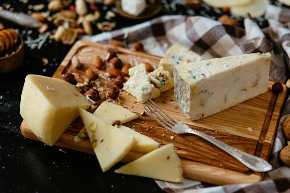 Serão cinco oficinas, nas quais o público vai aprender a elaborar dez tipos de queijo de maneira prática