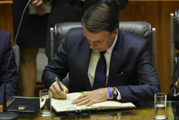 Sessão foi presidida pelo presidente do Senado, Eunício Oliveira