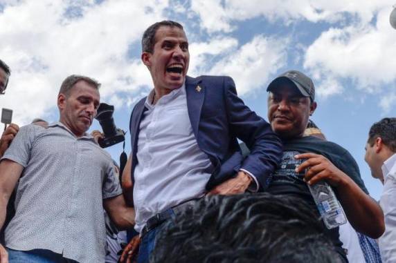 Líder da oposição e autoproclamado presidente voltou hoje ao país caribenho depois de reunir-se com mandatários de várias nações latino-americanas, como Jair Bolsonaro