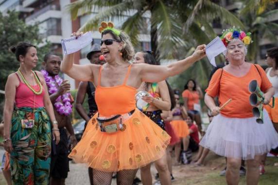 Grupo estava fantasiado de laranja em alusão as suspeitas de irregularidade envolvendo candidaturas do PSL, partido do presidente