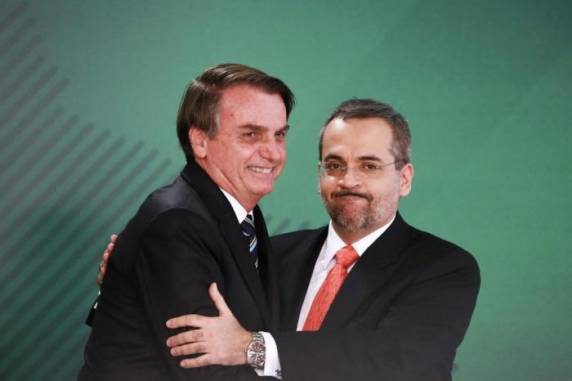 Substituto de Ricardo Vélez Rodríguez disse que foco de sua gestão será "acalmar os ânimos"