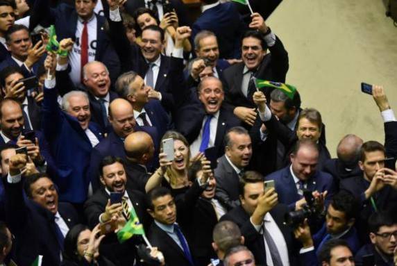 Texto-base foi aprovado por 379 a 131 no plenário na noite desta quarta-feira (10)