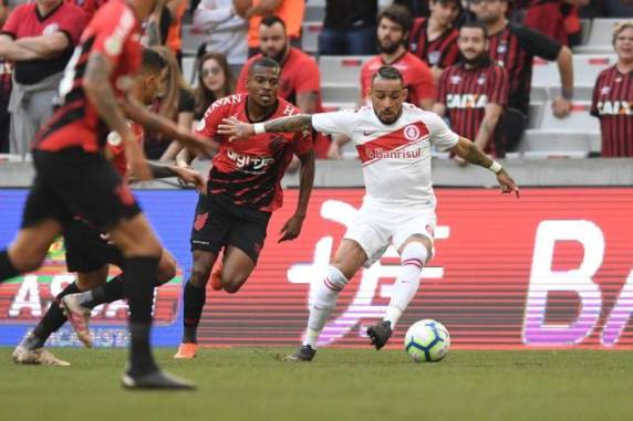 Odair Hellmann usou apenas Marcelo Lomba e Nonato do time titular na Arena da Baixada e não suportou a pressão dos donos da casa