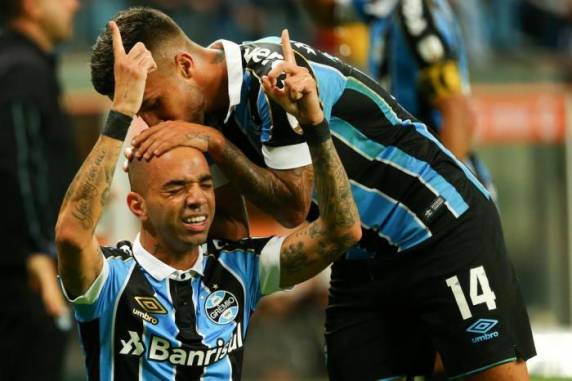 Após expulsão de Geromel, equipe de Renato Portaluppi marcou com o camisa 9 e o zagueiro e poderá até perder por dois gols de diferença, desde que faça um, no jogo da volta no Paraguai