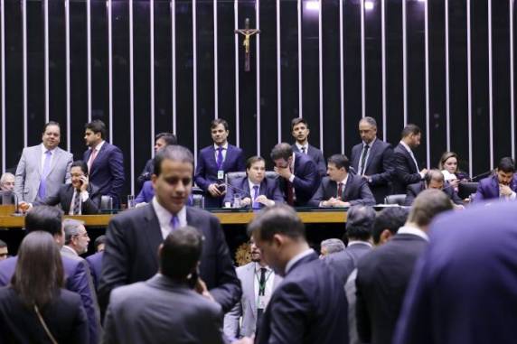 Foram 370 votos a favor e 124 contra