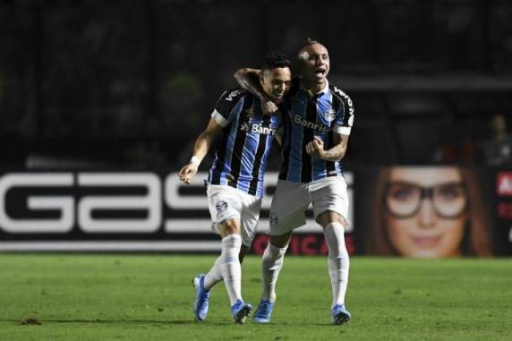 Equipe de Renato Portaluppi ganhou com gols de Pepê, Everton e Luciano em São Januário