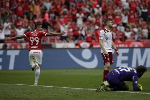 William Pottker marcou dois gols no primeiro tempo e garantiu a segunda vitória colorada sob o comando de Zé Ricardo