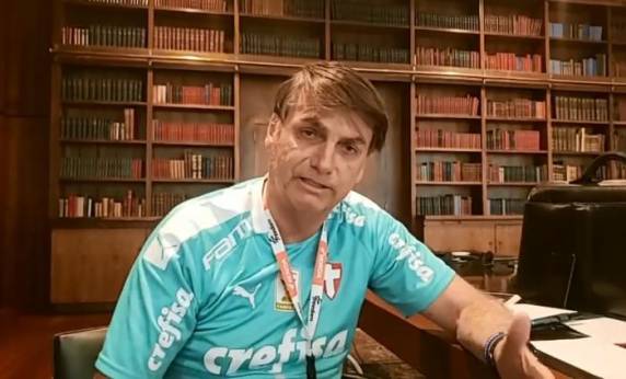 Em transmissão via Facebook, presidente também se queixou de "perseguição" contra seus filhos