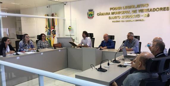 Segundo Ministério Público, parlamentares articularam estratégia para que sessão não fosse transmitida pelo rádio e nem tivesse audiência. Vereadores aprovaram reajuste salarial