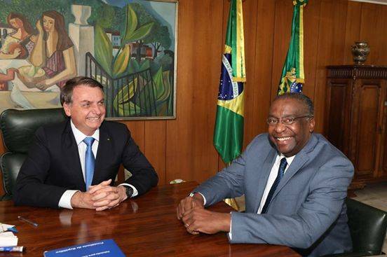 Ex-presidente do Fundo Nacional de Desenvolvimento da Educação (FNDE), Decotelli é bacharel em Ciências Econômicas e tem pós-doutorado pela Universidade de Wuppertal, na Alemanha