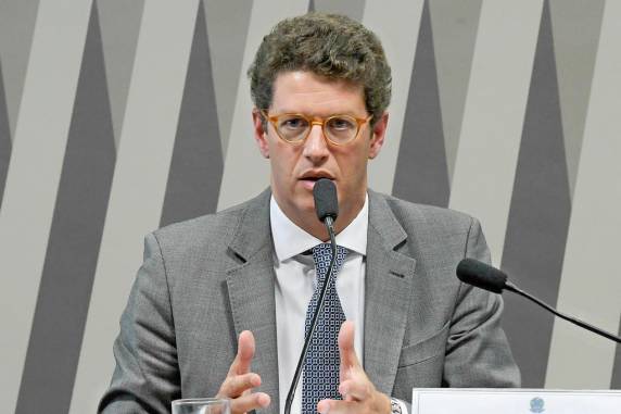 A Procuradoria acusa o ministro de promover "desestruturação dolosa" da proteção ambiental