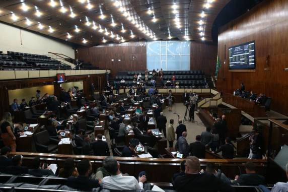 Cônjuges, irmãos, sobrinhos e filhos almejam ampliar legado político dos parlamentares