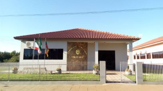 Situação deixa o município sem representantes aptos a concorrer no pleito marcado para 15 de novembro. Denúncia anônima informou uma coligação entre os partidos políticos, o que está proibido