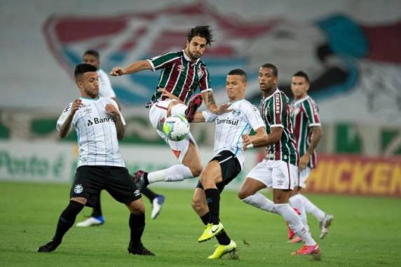 Com assistência de Churín, Pepê marcou o gol do jogo no Maracanã