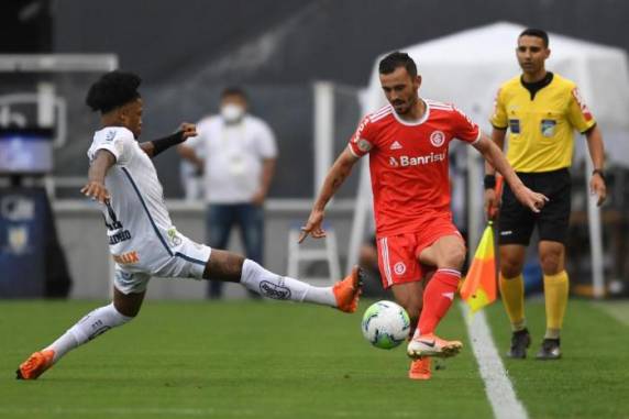 Com o resultado, equipe de Abel Braga torce por tropeços de Atlético-MG e Flamengo para terminar a rodada no topo do Brasileirão