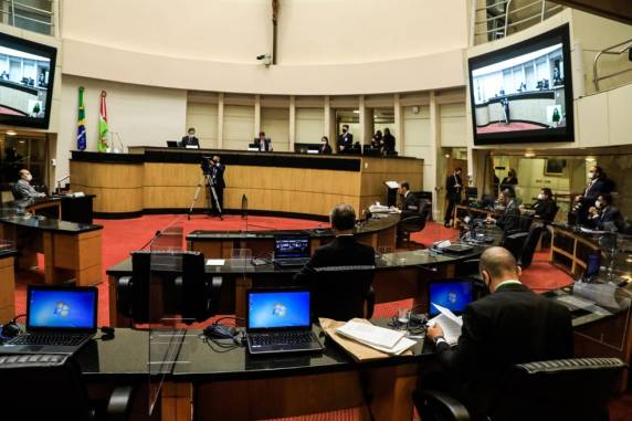 Tribunal especial decidiu que não houve crime de responsabilidade do governador no caso do aumento salarial dos procuradores do estado