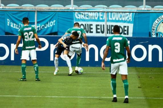 No jogo em que Renato bateu recorde de jogos no comando do time, Tricolor igualou pontuação do quarto colocado no campeonato