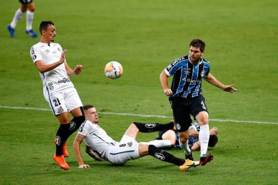 Diego Souza, de pênalti, deixou tudo igual na Arena