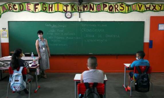 Nova regra passa a exigir distanciamento mínimo de 1,5 metro entre estudantes