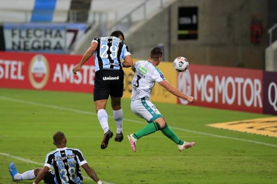 Sob o olhar de Tiago Nunes, Diego Souza e Paulo Miranda garantem vitória na Arena