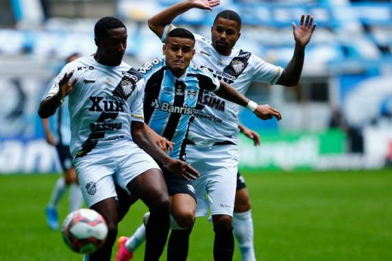 Guilherme Azevedo, Léo Pereira e Jhonata Robert marcaram os gols tricolores