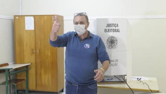 Ele teve 2.195 dos votos e derrotou Angela, que ficou em segundo lugar com 2.179.