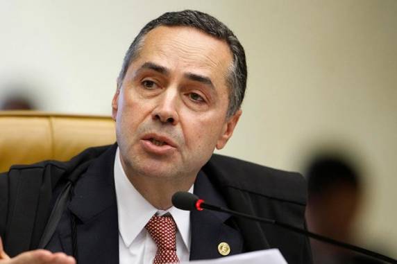 "Se o presidente da República ou qualquer pessoa tiver provas de fraude, tem o dever cívico de entregá-la ao tribunal", disse Barroso