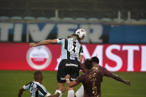 Com pênalti polêmico para o adversário, Tricolor perdeu por 2 a 1 e deixou escapar classificação