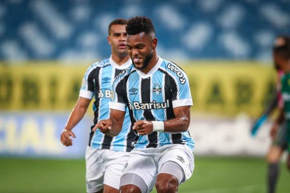 Centroavante marcou de pênalti para garantir a terceira vitória do Tricolor na competição