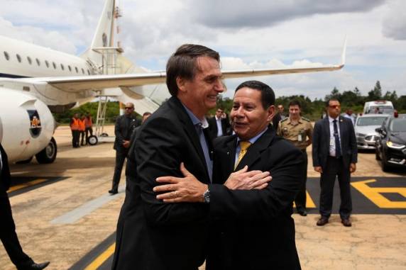 Candidatura eleita em 2018 à Presidência da República estava sendo questionada por envio de mensagens em massa por meio de aplicativos