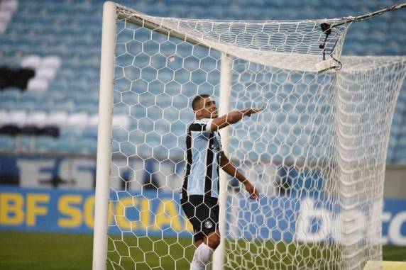 Tricolor contou com gols de Diego Souza, Lucas Silva e Jhonata Robert para vencer na Arena
