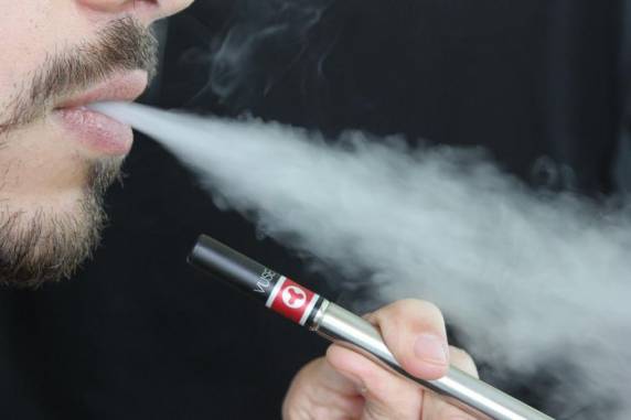 Os chamados e-cigarros são proibidos no Brasil, mas, ainda assim, popular entre os jovens