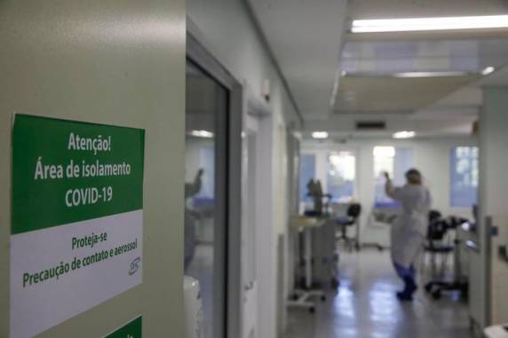 Sem índices satisfatórios de vacinação, hospitalizações entre os mais jovens têm acompanhado a explosão de casos da Ômicron. Entre adultos, internações crescem menos