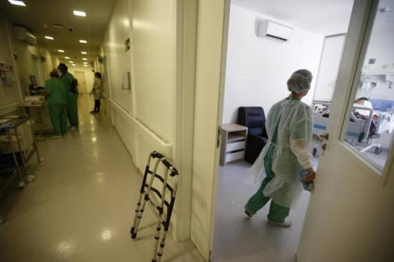 Em duas semanas, a queda na média móvel de casos é de 26,6%; internações em leitos clínios diminuíram 16,3% no mesmo período