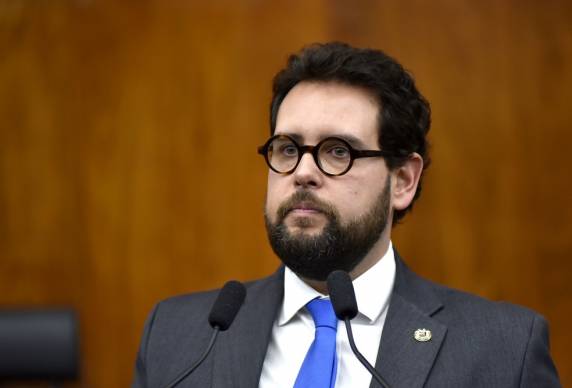 Segundo relatório, servidores comissionados do gabinete do parlamentar do PSL atuaram em desvio de função em reforma da casa da sogra. Parecer da CCJ será enviado para o plenário.