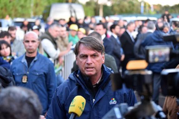Presidente da República havia justificado decisão de se ausentar para evitar levar "pancada" dos adversários