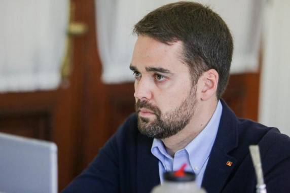 Nas suas redes sociais, o tucano ressaltou que o pagamento é "legal" e "transparente", mas afirmou que opção é para não dar "espaço para mentiras"