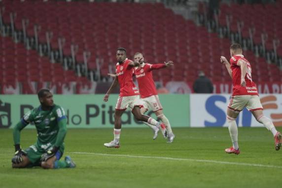 Em jogo que abriu a 14ª rodada, Colorado venceu por 3 a 0, gols de Taison, Edenilson e Alemão
