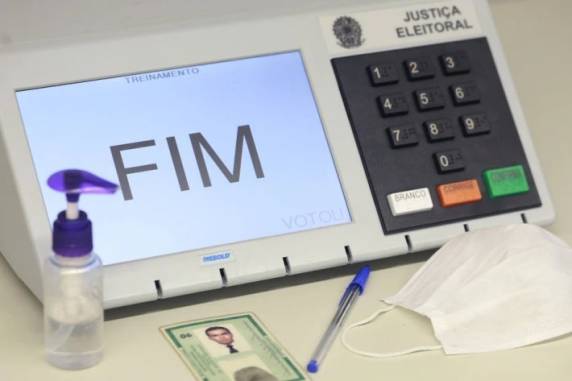 Presidente atacou o sistema eleitoral em reunião com embaixadores na segunda-feira
