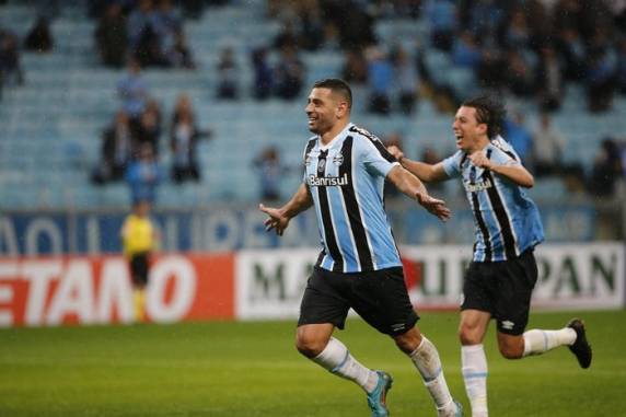 Tricolor contou com gols de Campaz, Biel, Diego Souza e Elkeson, duas vezes, para ganhar por 5 a 1; equipe de Roger Machado ainda seca o Bahia para terminar a rodada em segundo lugar