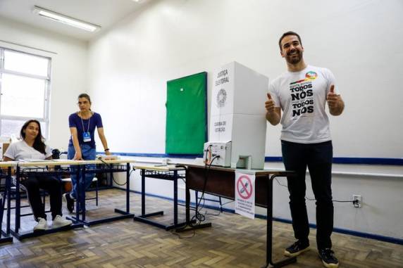 Candidato do PSDB teve sua vitória oficializada por volta das 19h deste domingo (30)