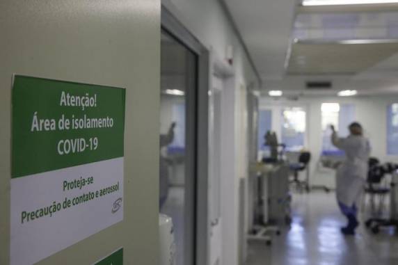 Média de óbitos segue estável graças à vacinação, mas especialistas pedem aumento dos cuidados preventivos