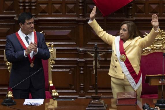 Advogada de 60 anos se torna a primeira mulher a presidir o país; posse ocorreu após o agora ex-presidente ter tentado fechar o Congresso