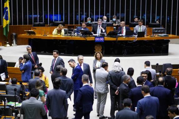 Votaram a favor da proposta 331 parlamentares, enquanto 163 foram contrários