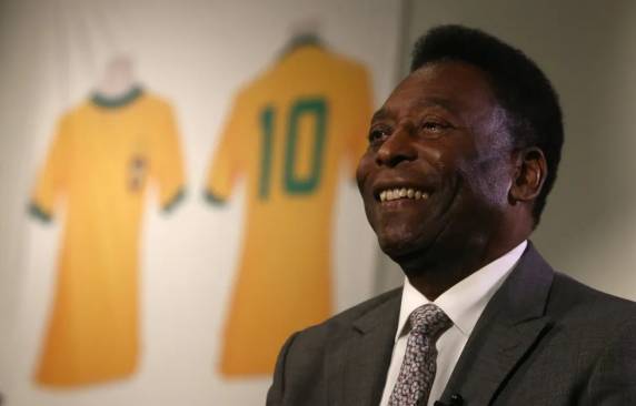 Tricampeão mundial com a seleção brasileira estava internado havia um mês para tratamento de um câncer no cólon e faleceu nesta quinta-feira, aos 82 anos