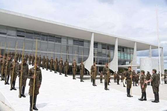 Luiz Inácio Lula da Silva (PT) receberá a faixa presidencial neste domingo (1º), porém, resiste às sugestões de segurança