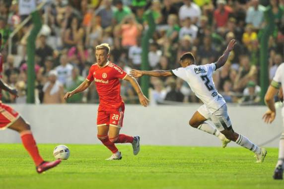Placar foi construído com gol de Carlos Henrique para os mandantes; De Pena igualou para o Colorado