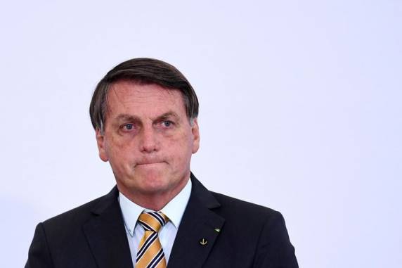 Ex-presidente diz não ter recebido imunização durante a pandemia, mas impôs restrição de acesso ao cartão de vacinas dele durante cem anos